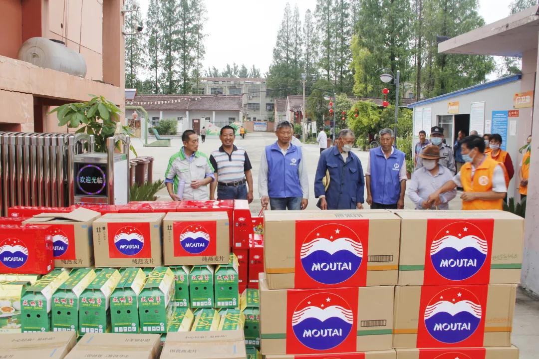 “濃情端午 公益茅臺(tái)”增力集團(tuán)愛(ài)心慰問(wèn)敬老院活動(dòng)進(jìn)行中！(圖3)