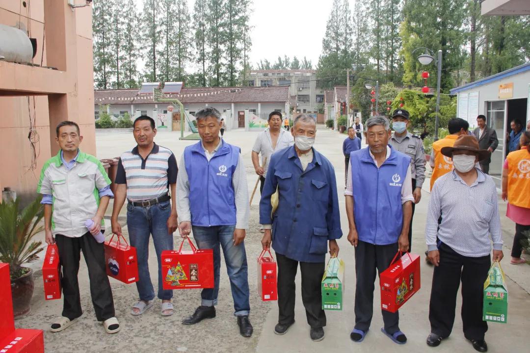 “濃情端午 公益茅臺(tái)”增力集團(tuán)愛(ài)心慰問(wèn)敬老院活動(dòng)進(jìn)行中！(圖2)