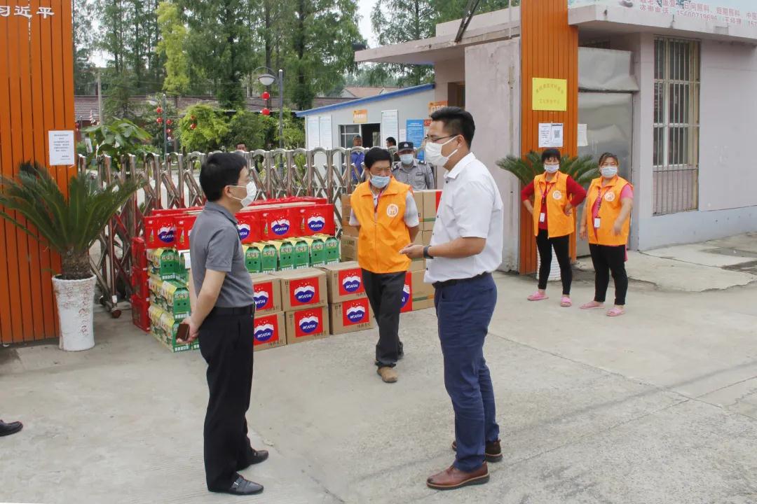 “濃情端午 公益茅臺(tái)”增力集團(tuán)愛(ài)心慰問(wèn)敬老院活動(dòng)進(jìn)行中！(圖5)