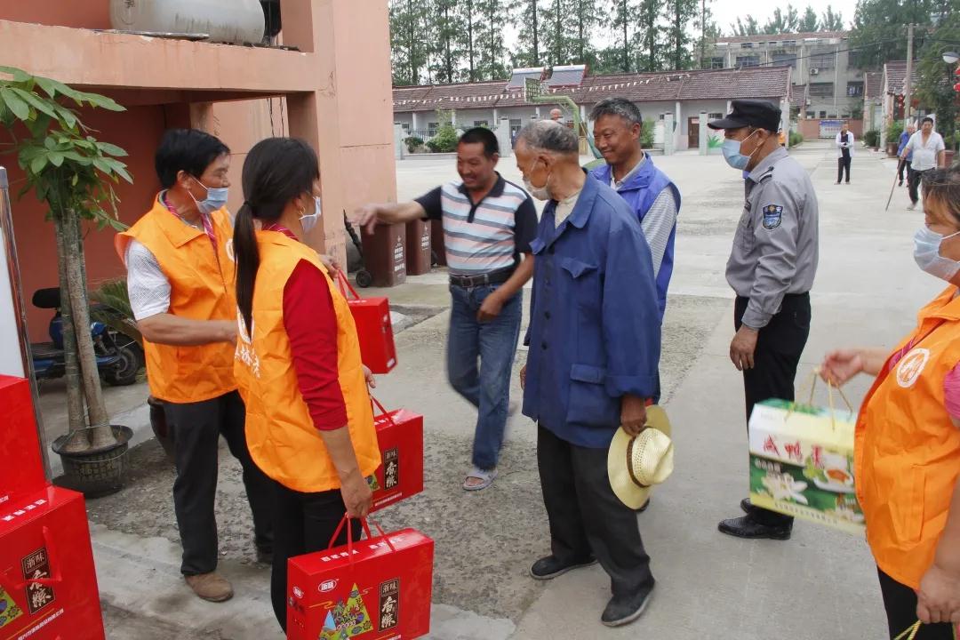 “濃情端午 公益茅臺(tái)”增力集團(tuán)愛(ài)心慰問(wèn)敬老院活動(dòng)進(jìn)行中！(圖6)